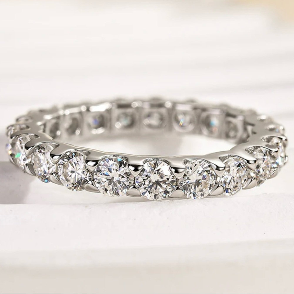 Moissanite 2.5 Ct Round Cut Women's Wedding Band